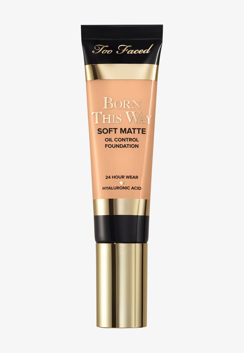 Weiche, matte Foundation in einer beige Tube mit schwarzem Deckel. Goldene Akzente und Schriftzug. Verspricht 24 Stunden Haltbarkeit und enthält Hyaluronsäure.
