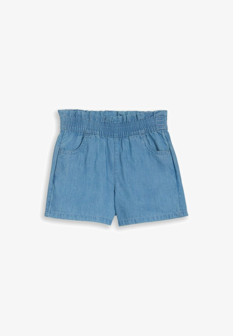 Lysblå denimshorts med elastisk, rynket taljebånd og forlommer, designet til afslappet brug.