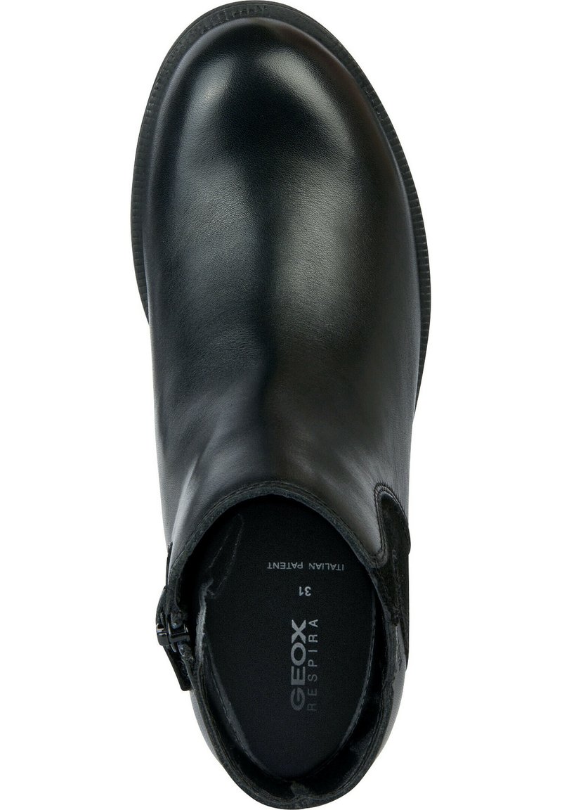 Stivale alla caviglia in pelle nera con texture liscia, punta arrotondata e chiusura con zip laterale. Presenta una soletta interna con il marchio 'GEOX RESPIRA'.