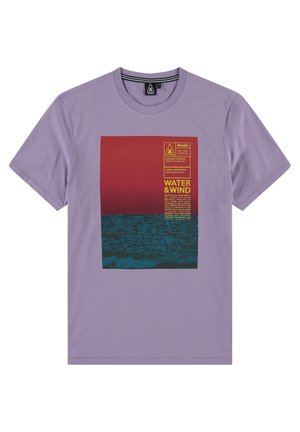 Lavendelfarbenes T-Shirt mit kurzen Ärmeln und rechteckiger Grafik eines roten Himmels über dunklem Wasser sowie gelbem Text mit der Aufschrift "WATER & WIND" und Zertifizierungsdetails.