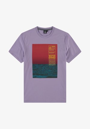 Lawendowy t-shirt z krótkim rękawem z prostokątną grafiką czerwonego nieba nad ciemną wodą i żółtym tekstem "WATER & WIND" oraz szczegółami certyfikacji.