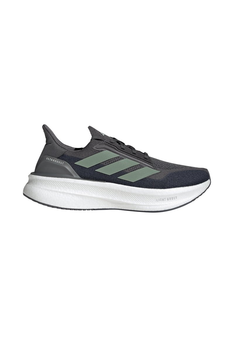 Chaussure de sport pour homme en mesh gris foncé avec un design à trois bandes gris clair, semelle intermédiaire blanche, semelle flexible et construction légère.