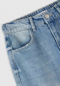 Pantaloncini in denim azzurro chiaro con un classico design a cinque tasche, dotati di chiusura con bottone metallico e una leggera effetto scolorito nella texture del tessuto.