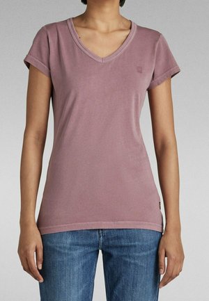 V-hals, kortærmet t-shirt i lyserød bomuldsstof, med en tætsiddende pasform og et lille logodetalje på brystet.
