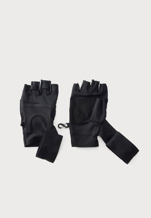 Paire de gants noirs sans doigts avec paumes rembourrées et sangles au poignet, posée à plat sur un fond clair.