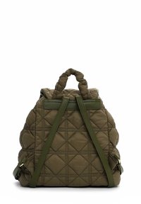Sac à dos matelassé vert olive avec une texture lisse, deux poignées courtes et des bretelles réglables, arborant un motif en losange sur le tissu.