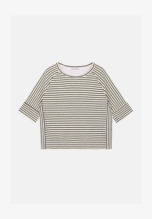 Ribadeta, millekaelus ja kolmeveerandi varrukatega. Mustad õhukesed triibud kreemjal taustal. Pehme kangastekstu.