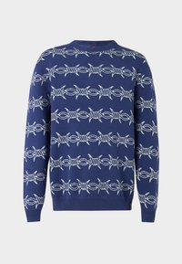 Μπλε πουλόβερ σε ναυτικό μπλε με πλεκτό μοτίβο συρματοπλέγματος σε λευκό. Διαθέτει λαιμόκοψη με στρογγυλή λαιμόκοψη και ριμπ μανσέτες. Κατασκευασμένο από απαλό, υφασμάτινο υλικό με υφή.