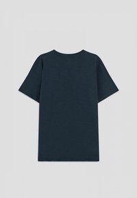 T-shirt in cotone blu navy scuro, maniche corte, collo rotondo, vista posteriore, texture liscia, senza motivi o grafiche, vestibilità comoda.