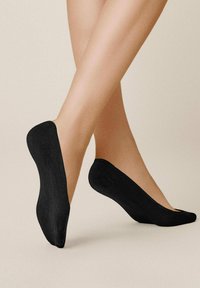 Schwarze Ballerinas mit runder Zehenpartie, glattem Stoffdesign, niedrigem Ausschnitt und minimalistischem Stil; geeignet für verschiedene Outfits.