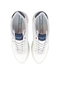 Pantofi sport albi cu un superior din piele netedă, accente bleumarin pe limbă și o talpă texturată. Prezintă șireturi și detalii cu logo.