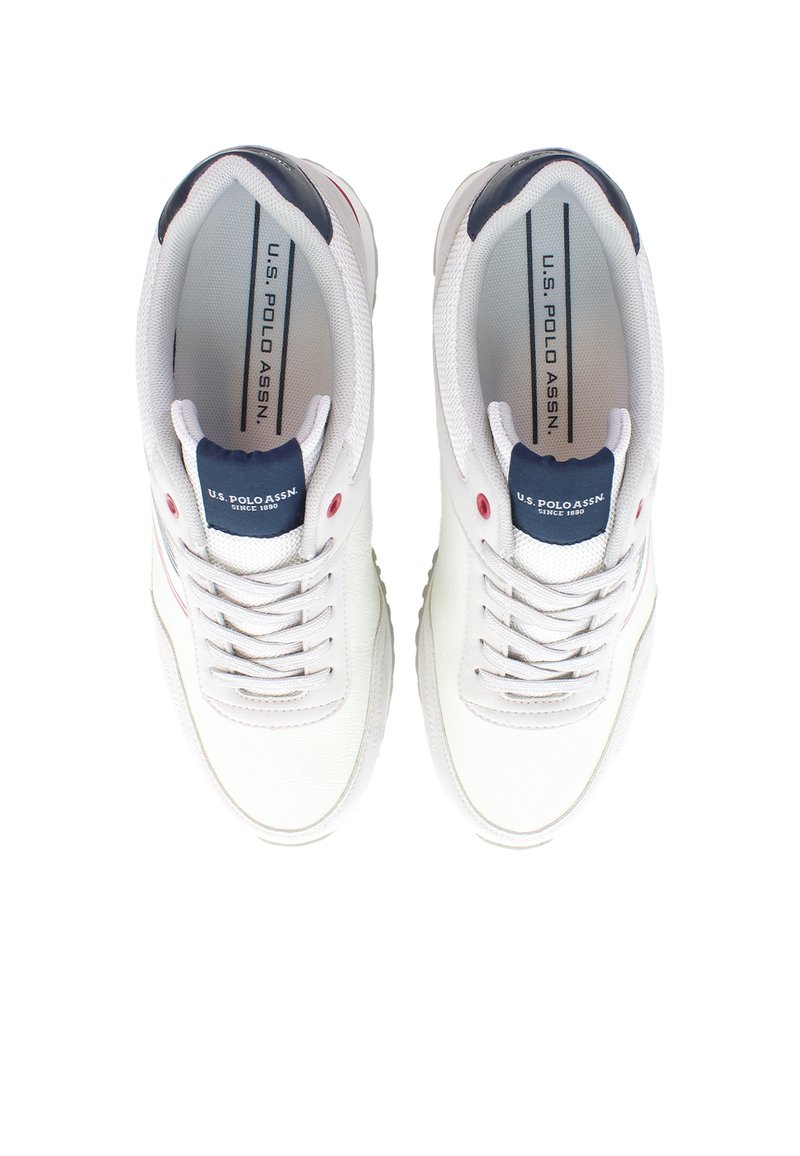Baskets de sport blanches avec un dessus en cuir lisse, accents bleu marine sur la languette et une semelle texturée. Présente des lacets et un détail de logo.