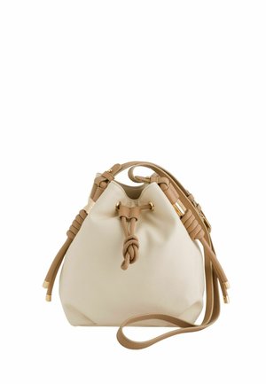 Kremowa skórzana torba typu worek z brązowym zamknięciem na ściągacz oraz dopasowanym, regulowanym paskiem na ramię z dodatkami w kolorze złota.