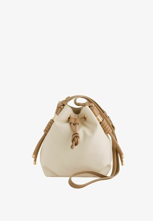 Sac seau en cuir couleur crème avec une fermeture à cordon marron clair et une bandoulière assortie ajustable avec des accents en métal doré.