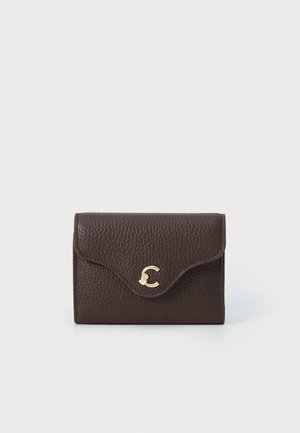 Carteira de pele castanha com um acabamento texturizado, apresentando um fecho dourado em forma da letra 'C' e uma aba de fecho estilo envelope.