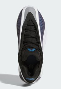 Svart atletisk joggesko med teksturert overdel, blå aksenter og hvit såle. Har polstret krage og fremtredende snøresystem.