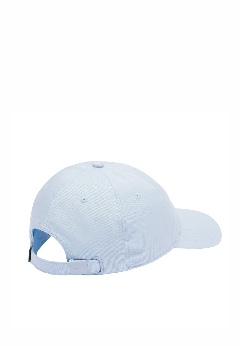 Lichtblauwe honkbalpet met een gebogen klep. Gemaakt van stof, voorzien van een verstelbare band aan de achterkant en ventilatiegaatjes aan de zijkanten.