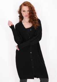 Schwarze lange Strickjacke mit gerippter Textur, V-Ausschnitt und Knopfverschluss vorne. Mit langen Ärmeln und lockerer Passform.