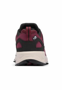 Bordeaux- und schwarze Schuhe mit Mesh-Obermaterial, gepolstertem Kragen und strukturiertem Gummisohle. Verfügt über ein Markenetikett und eine Zuglasche an der Ferse.