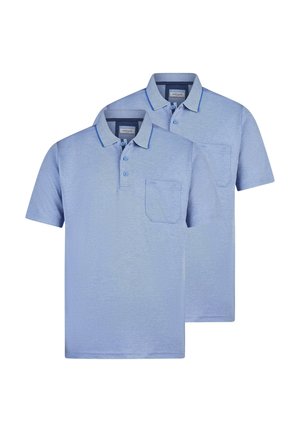 To lyseblå kortærmede polo shirts med kraver, tre knapper, brystlommer og diskret blå kant på kraverne, vist på en hvid baggrund.
