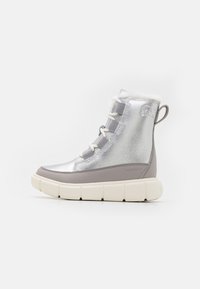 Επιλέχθηκε, pure silver/chrome grey
