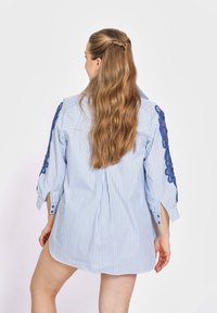 Jean Marc Philippe RAYÉE AVEC PATCH EN MACRAMÉ - Chemisier - bleu