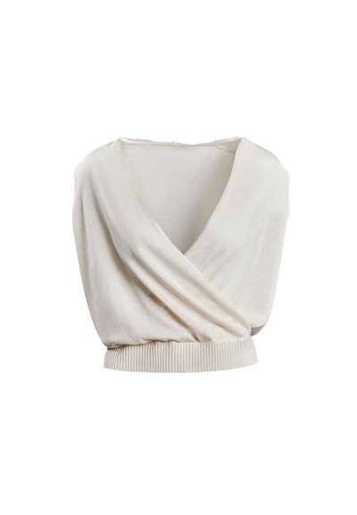Kremo spalvos megztas be rankovių aptempiamas viršus su gilia V formos iškirpte ir raukšlėtu apvadu.