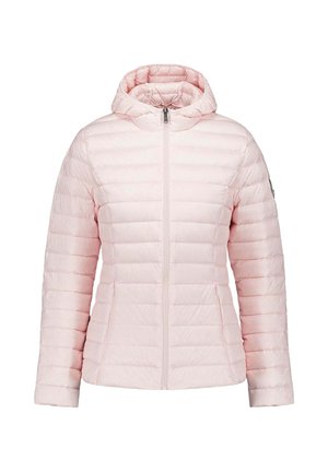 Chaqueta acolchada rosa claro con capucha, diseño acolchado, cremallera frontal y bolsillos laterales; textura suave y corte ajustado.