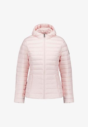 Chaqueta acolchada rosa claro con capucha, diseño acolchado, cremallera frontal y bolsillos laterales; textura suave y corte ajustado.