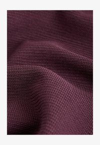 Selectat, burgundy red