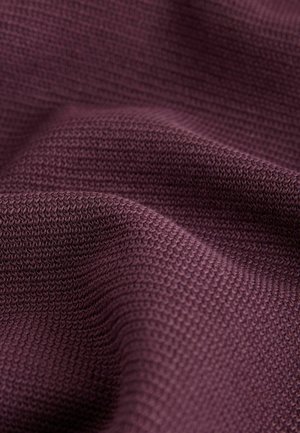 Gluos audinys tamsiai burgundiškoje spalvoje, su audiniu raštu, kuriame iškilios, tarpusavyje susilaužytos formos sukuria gylį ir tekstūros įdomumą.