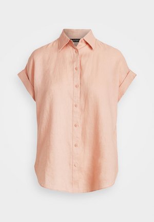 Kortærmet hørskjorte i ferskenfarve med klassisk krave og manchetærmer.