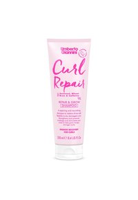 250 ml roze knijptube shampoo met het etiket "Curl Repair", met witte tekst en iconen voor vegan en diervriendelijke certificeringen.