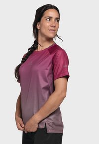 Kurze Ärmel Sportshirt in Farbtönen von lila, mit einem strukturierten Muster und seitlichen Schlitzen für Belüftung. Hergestellt aus atmungsaktivem Material.