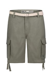 Groene cargoshorts met een gevlochten crèmekleurige riem, voorzien van zijzakken en verstelbare elastische koorden aan de onderzijde. Het materiaal is een lichtgewicht stof.