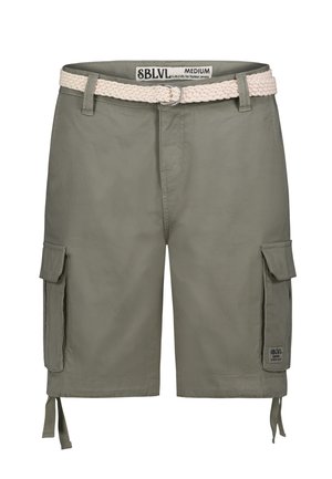Groene cargoshorts met een gevlochten crèmekleurige riem, voorzien van zijzakken en verstelbare elastische koorden aan de onderzijde. Het materiaal is een lichtgewicht stof.