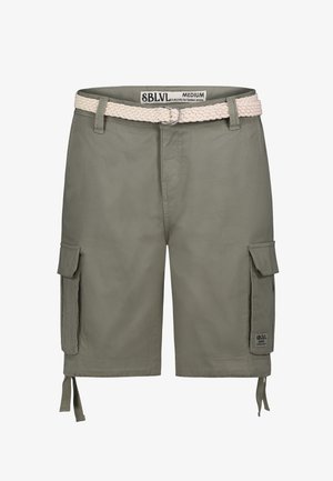Groene cargoshorts met een gevlochten crèmekleurige riem, voorzien van zijzakken en verstelbare elastische koorden aan de onderzijde. Het materiaal is een lichtgewicht stof.