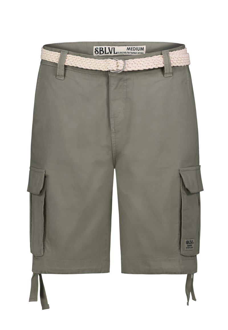 Groene cargoshorts met een gevlochten crèmekleurige riem, voorzien van zijzakken en verstelbare elastische koorden aan de onderzijde. Het materiaal is een lichtgewicht stof.