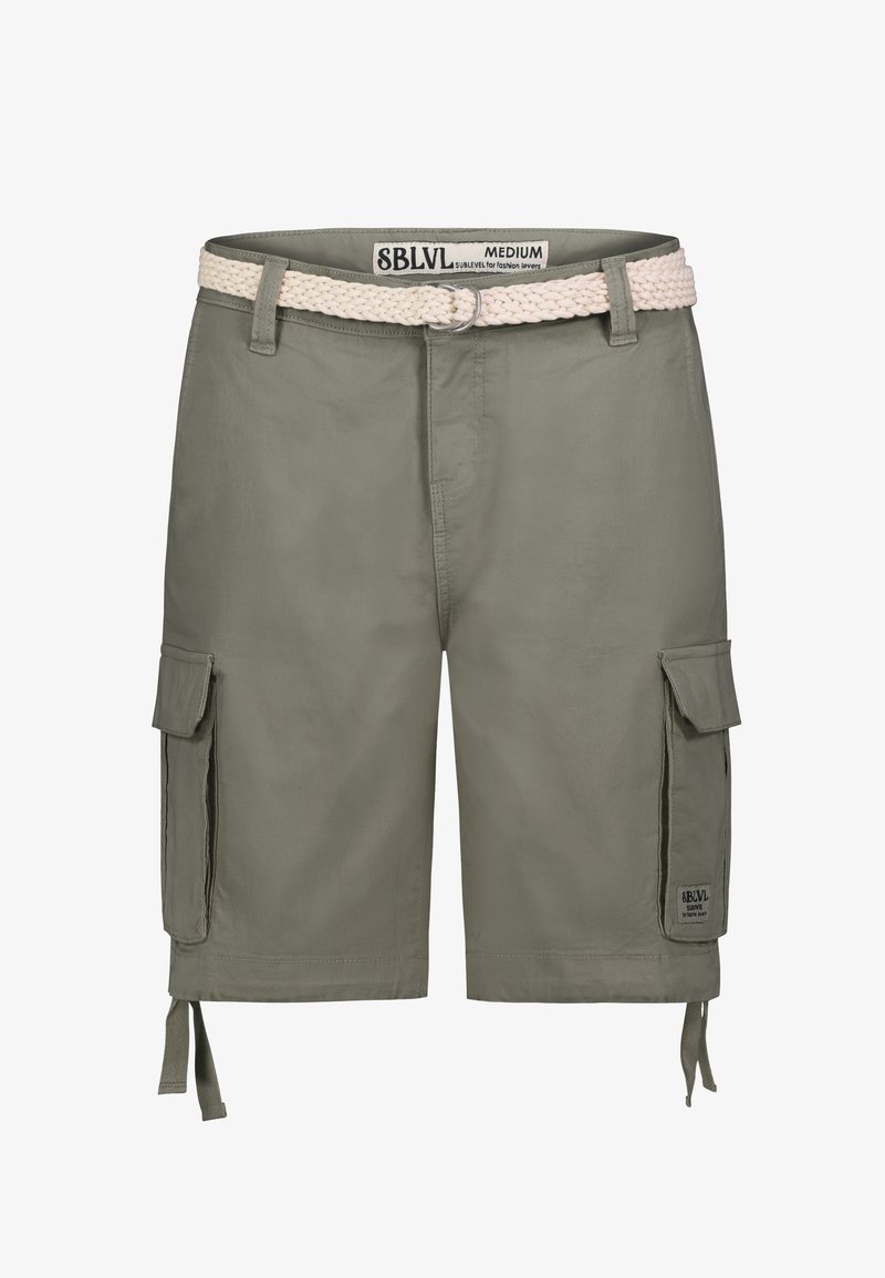 Grüne Cargo-Shorts mit einem geflochtenen cremefarbenen Gürtel, ausgestattet mit Seitentaschen und verstellbaren Kordelzügen am Saum. Das Material ist aus leichtem Stoff.