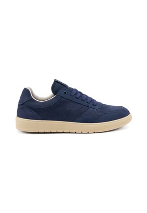 Sneaker in suede blu navy con suola in gomma beige a contrasto, lacci piatti e fori di ventilazione sui lati esterni per una maggiore traspirabilità.