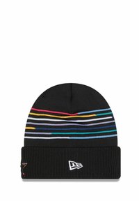 Schwarze Strickmütze mit horizontalen, mehrfarbigen Streifen an der Oberseite. Enthält einen umgeschlagenen Saum und ein kleines weißes Logo an der Seite.