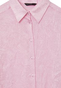 Camicia button-up rosa a effetto stropicciato con colletto classico e piccoli bottoni bianchi, taglia piccola, marca Calliope.
