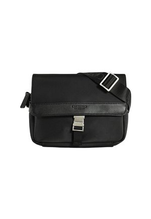 Sac à bandoulière noir en tissu lisse, présentant un rabat avant, une fermeture à boucle métallique, une sangle réglable et une poche zippée.