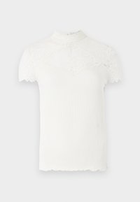 Top blanco con relieve, cuello de encaje alto y mangas cortas, que presenta bordes ondulados y detalles de patrón floral de encaje.