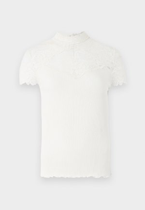Bela rebrasta majica z visokim čipkastim ovratnikom in kratkimi rokavi, s scalloped robovi in detajli floralne čipke.