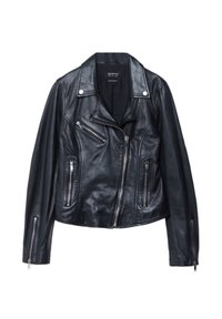 Černá kožená motocyklová bunda s asymetrickým zipem, stříbrnými detaily a čtyřmi kapsami na zip. Má klopový límeček a přiléhavý střih.