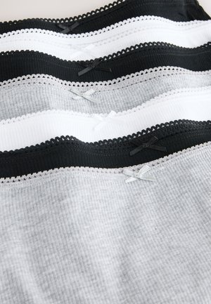 Drei geschichtete Kleidungsstücke in Schwarz, Weiß und Grau mit gerippter Textur. Spitzenbesatz entlang des oberen Randes mit kleinen dekorativen Schleifen in kontrastierenden Farben.