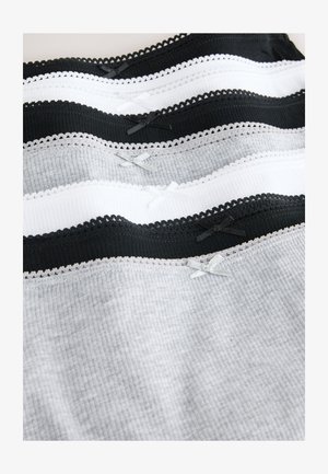 Tri slojevita odjeća u crnoj, bijeloj i sivoj boji s rebrastom teksturom. Čipkasti rub na vrhu s malim ukrasnim mašnicama u kontrastnim bojama.