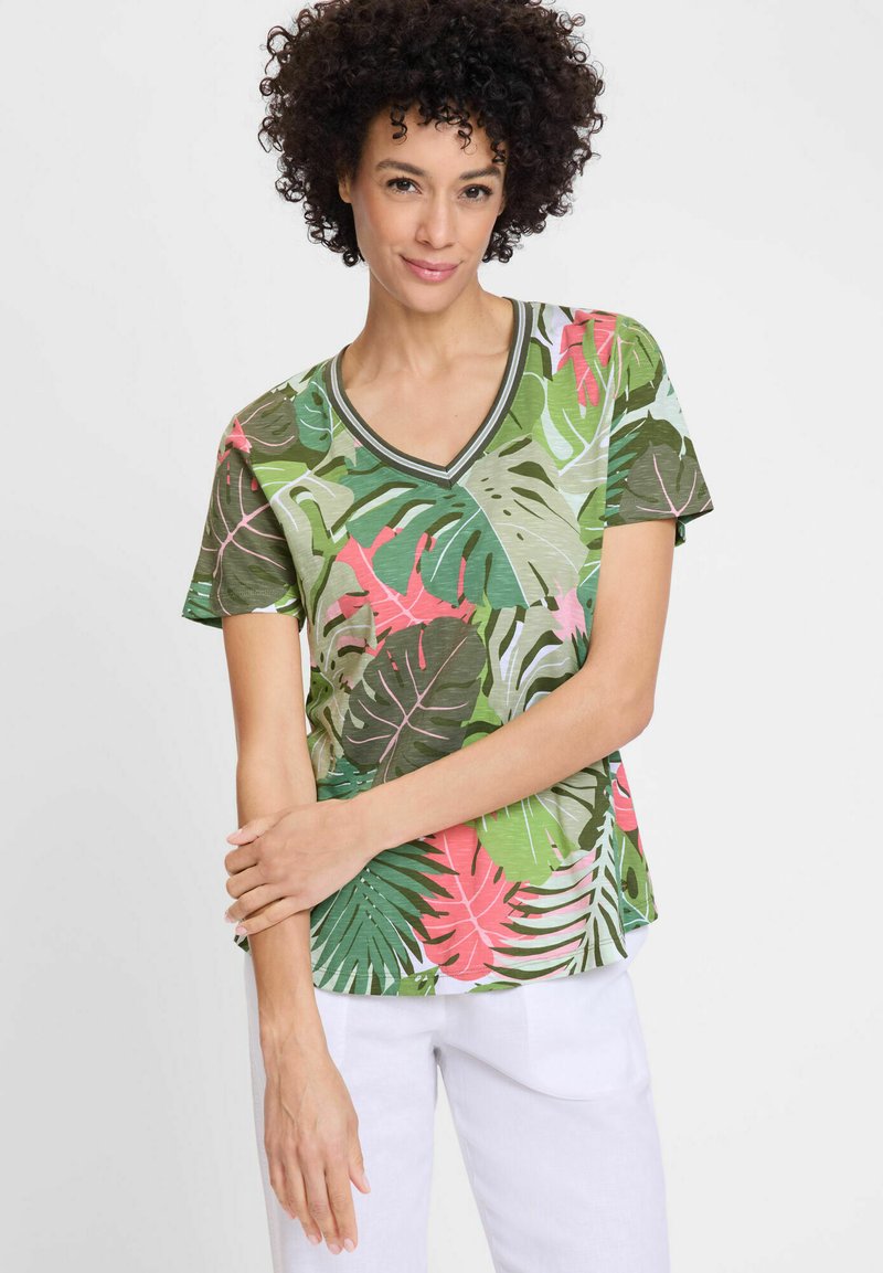 Korte mouwen V-hals T-shirt in het groen, met een tropisch bladerenpatroon en roze accenten. Gemaakt van lichtgewicht, gestructureerde stof.