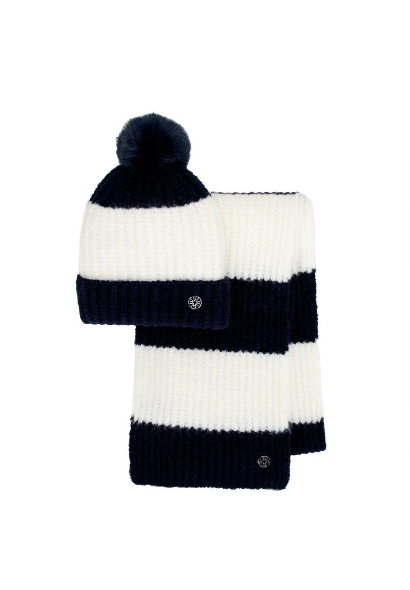Zestaw dzianinowej czapki z pomponem i szalika z naprzemiennymi granatowymi i białymi paskami oraz logo na szaliku.